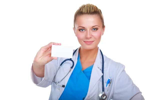 Egy női orvos kezében egy üres kártya, elszigetelt fehér alapon — Stock Fotó