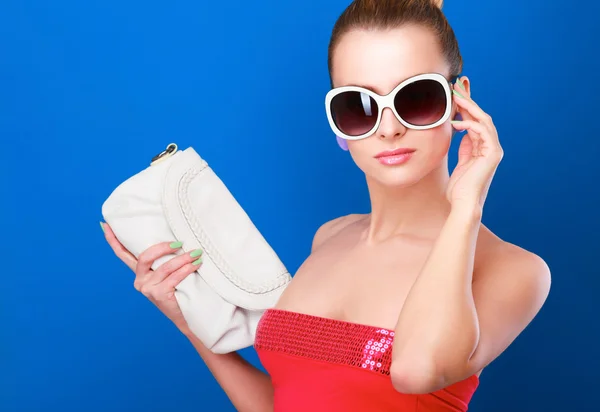 Ritratto di giovane bella donna in occhiali da sole con borsetta — Foto Stock