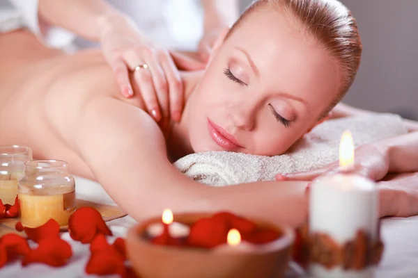 Vacker ung kvinna att få spa massage — Stockfoto