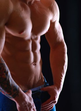 sağlıklı, kaslı, genç adam. siyah arka plan üzerine izole