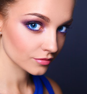 Güzel bir genç kadın profesyonel makyaj stüdyo çekim