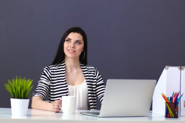 Güzel iş kadını onun Resepsiyon withlaptop çalışma