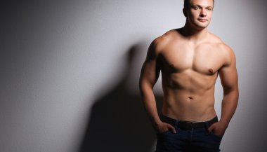 sağlıklı, kaslı, genç adam. siyah arka plan üzerine izole