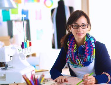 Giysi tasarımcısı kağıt üzerinde kıyafet deseni tasarlıyor