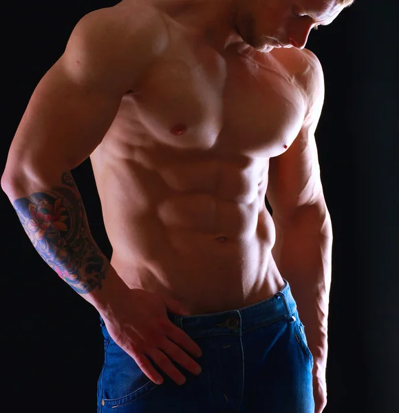 건강 한 근육 질의 젊은 남자. 검은 배경에 고립 — 스톡 사진