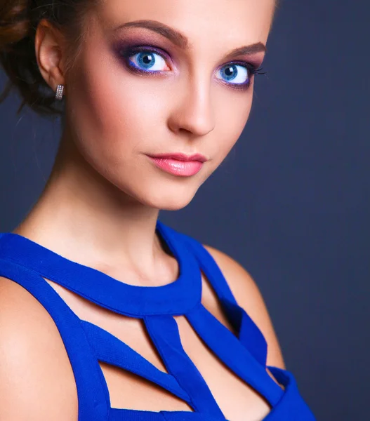 전문 메이크업을 착용 하는 아름 다운 젊은 여자의 스튜디오 샷 — 스톡 사진
