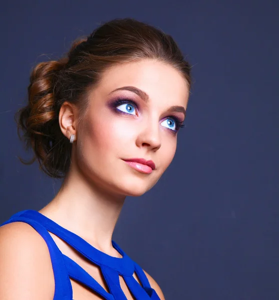 Studio shot van een mooie jonge vrouw dragen van professionele make-up — Stockfoto