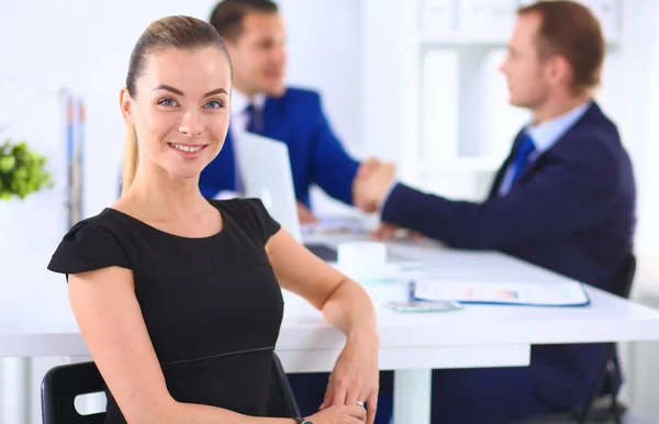 Affärsgrupp diskuterar sitt projekt — Stockfoto