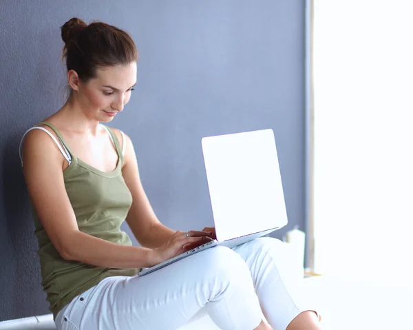 Attraktive kaukasische Mädchen sitzen auf dem Boden — Stockfoto