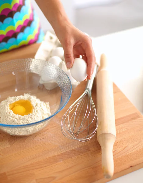 Vrouw bakt taarten in de keuken. — Stockfoto