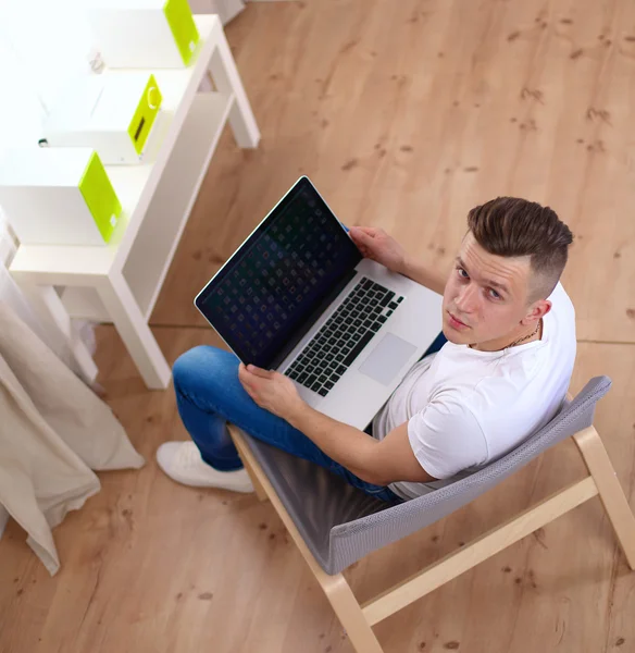 Jonge zakenman aan het werk, zittend aan het bureau — Stockfoto