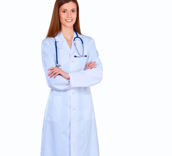 Женщина-врач, стоящая со стетоскопом в больнице — стоковое фото