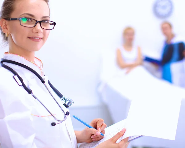 Doctora de pie en el hospital — Foto de Stock