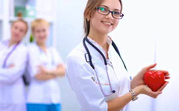 Médico com estetoscópio segurando coração — Fotografia de Stock