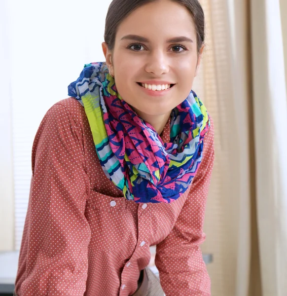 Joven diseñador de moda trabajando en el estudio. — Foto de Stock