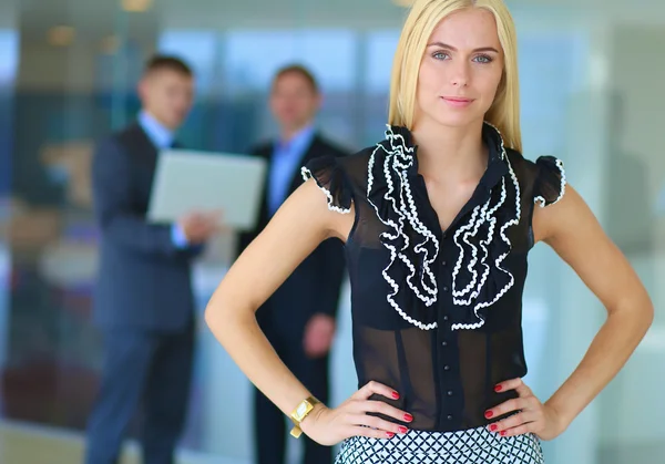 İş kadını ofiste ön planda duran