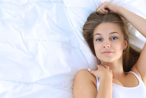 A beautiful young woman lying in bed comfortably and blissfully — Stock Photo, Image