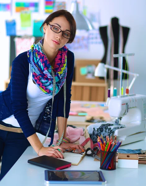 Vacker modedesigner stående i studio — Stockfoto