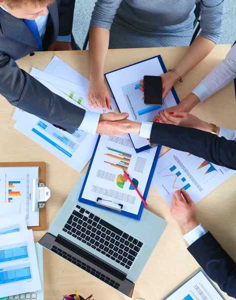 Gente de negocios sentada y discutiendo en la reunión de negocios, en la oficina — Foto de Stock