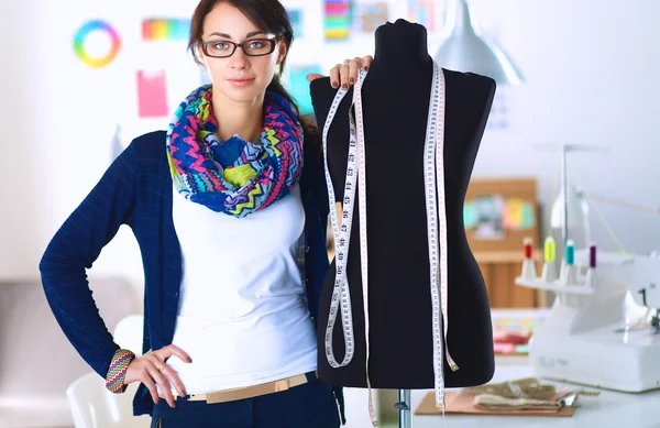 Sorrindo designer de moda em pé perto de manequim no escritório — Fotografia de Stock