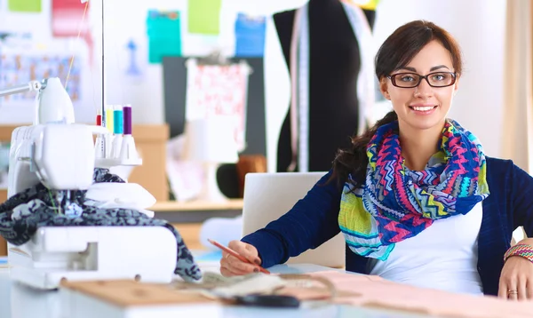 Giysi tasarımcısı kağıt üzerinde kıyafet deseni tasarlıyor