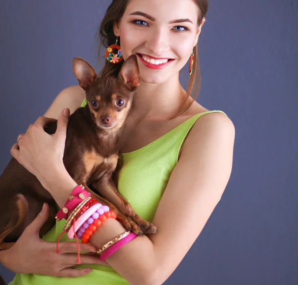 Gri arka plan üzerinde bir köpek ile kız