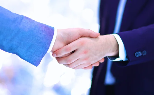 Empresários apertando as mãos, isolado no fundo branco — Fotografia de Stock
