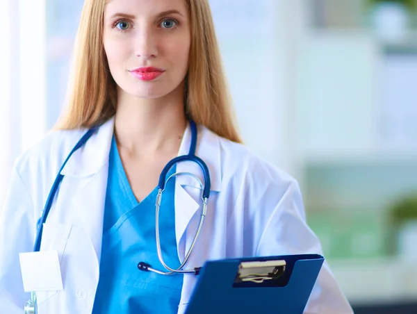 Porträt einer Ärztin mit Mappe auf Krankenhausflur — Stockfoto
