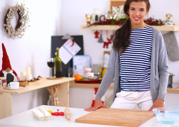 Retrato de jovem mulher contra cozinha interior fundo — Fotografia de Stock