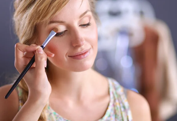 Artista fare professionale make up di donna — Foto Stock