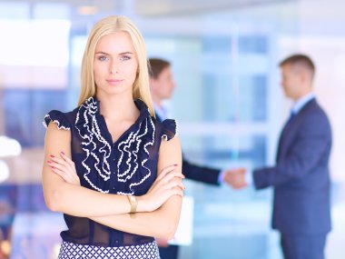 İş kadını ofiste ön planda duran