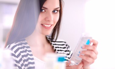 mooie jonge vrouw in winkel