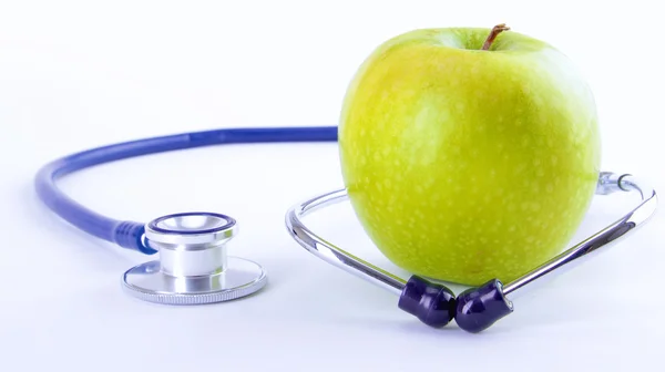 Estetoscopio y manzana verde aislados sobre fondo blanco — Foto de Stock