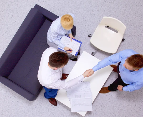 Geschäftsleute sitzen und diskutieren bei Geschäftstreffen, im Büro — Stockfoto