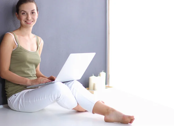 Attractive caucasian girl sitting on floor with laptop — Stock Photo, Image