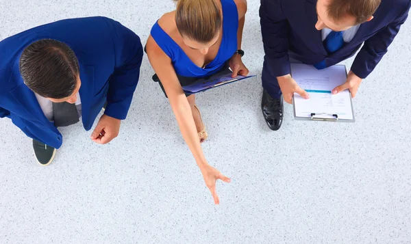 Les gens d'affaires debout ensemble - vue d'ensemble — Photo