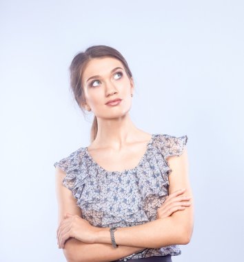 Bir dizüstü bilgisayar, gri arka plan üzerinde ayakta tutan genç kadın