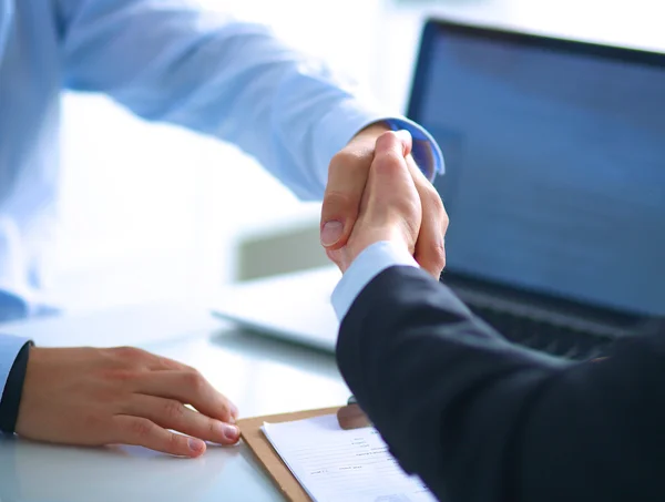 Geschäftsleute schütteln Hände, beenden ein Meeting — Stockfoto