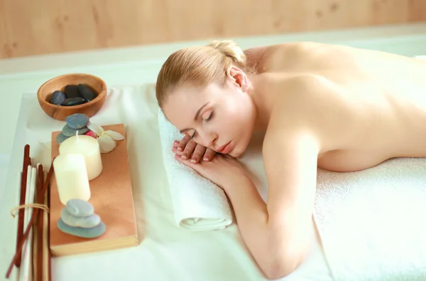 Hermosa joven recibiendo masaje de spa, tumbado en el salón — Foto de Stock