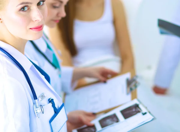 Surgeon and doctor analyzing x-ray together in medical office — Stock Photo, Image