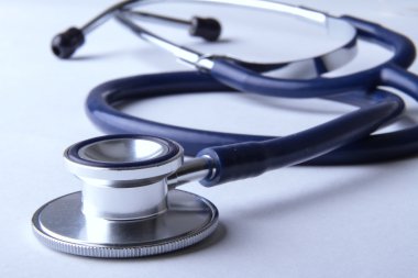 Beyaz arkaplanda tıbbi steteskop