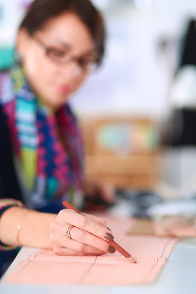 Dressmaker projektowanie wzoru ubrania na papierze — Zdjęcie stockowe