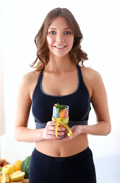 Retrato de uma mulher bonita segurando vidro com suco saboroso — Fotografia de Stock