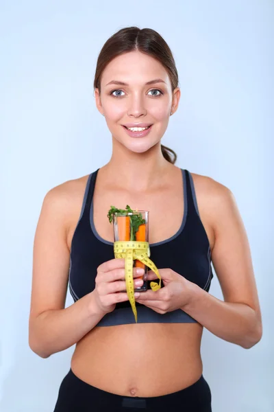 Retrato de uma mulher bonita segurando vidro com suco saboroso — Fotografia de Stock