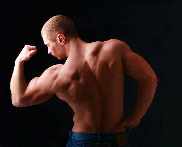 Gesunder muskulöser junger Mann. isoliert auf schwarzem Hintergrund — Stockfoto