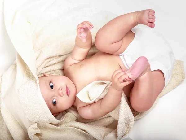 Mooi klein kind liggen op beige handdoek — Stockfoto