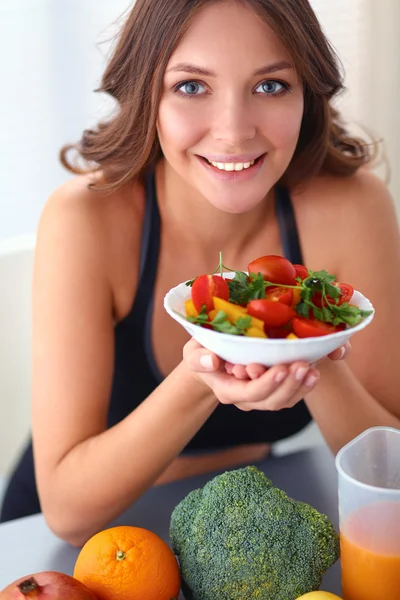 Retrato de una joven sonriente con ensalada de verduras vegetarianas — Foto de Stock
