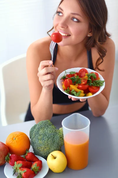 Retrato de una joven sonriente con ensalada de verduras vegetarianas — Foto de Stock