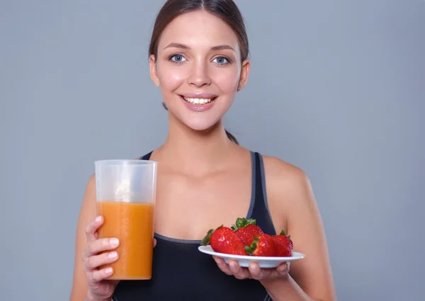 Retrato de jovem sorridente com salada vegetal vegetariana — Fotografia de Stock