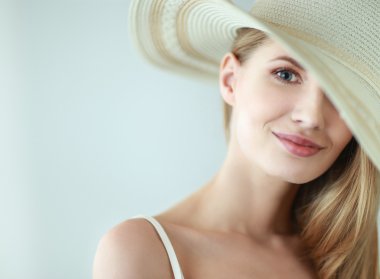 Retrato de la hermosa modelo con sombrero, aislado sobre fondo blanco